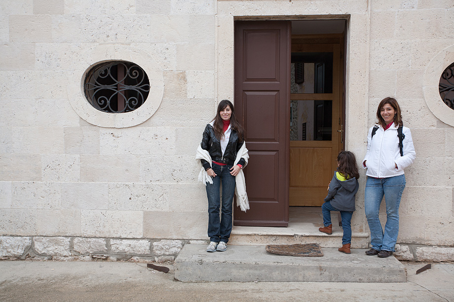 Top model Lorena Dias Terezinho i njena sestra Mara Dias, pronašle davno izgubljenu obitelj u Bibinjama, foto: Leo Banić Top model Lorena Dias Terezinho i njena sestra Mara Dias, pronašle davno izgubljenu obitelj u Bibinjama, foto: Leo Banić