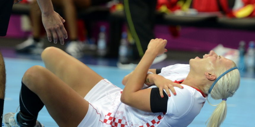 London, 300712.
Dvorana Copper Box.
Hrvatska zenska rukometna reprezentacija igra utakmicu 2. kolo u skupini A protiv Angole tokom Olimpijskih Igra u Londonu.
Na fotografiji: Dijana Jovetic ozljeda ramena.
Foto: Drago Sopta / CROPIX London, 300712.
Dvorana Copper Box.
Hrvatska zenska rukometna reprezentacija igra utakmicu 2. kolo u skupini A protiv Angole tokom Olimpijskih Igra u Londonu.
Na fotografiji: Dijana Jovetic ozljeda ramena.
Foto: Drago Sopta / CROPIX