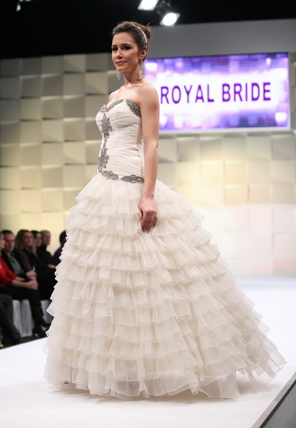 Zagreb, 040211. 
Arena Zagreb, Laniste.
13. Sajam vjencanja, velika modna revija sa modelima modne agencije Sandra. 
Na slici: kreacije Royal Bride.
Foto: Biljana Gaurina / CROPIX