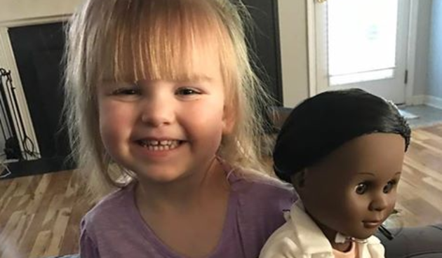 Djevojčica s lutkom