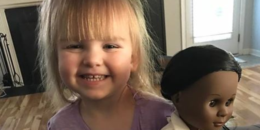 Djevojčica s lutkom Djevojčica s lutkom