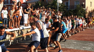 Zadar, 050809.
Danas je u mjestu Poljana na otoku Ugljanu odrzana festa, uz raznoliki program tu se i naslo vec tradicionalno potezanje konopa preko uvale, zanimljivo po tome jer sudjeluje vise stotina ljudi a natjecu se dvije strane mjesta svi domaci i g Zadar, 050809.
Danas je u mjestu Poljana na otoku Ugljanu odrzana festa, uz raznoliki program tu se i naslo vec tradicionalno potezanje konopa preko uvale, zanimljivo po tome jer sudjeluje vise stotina ljudi a natjecu se dvije strane mjesta svi domaci i g