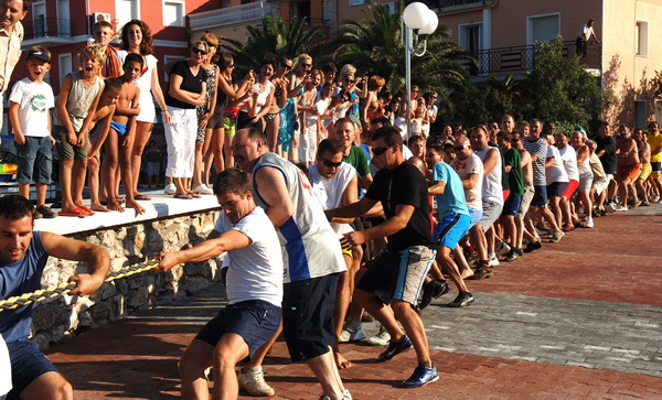 Zadar, 050809.
Danas je u mjestu Poljana na otoku Ugljanu odrzana festa, uz raznoliki program tu se i naslo vec tradicionalno potezanje konopa preko uvale, zanimljivo po tome jer sudjeluje vise stotina ljudi a natjecu se dvije strane mjesta svi domaci i g Zadar, 050809.
Danas je u mjestu Poljana na otoku Ugljanu odrzana festa, uz raznoliki program tu se i naslo vec tradicionalno potezanje konopa preko uvale, zanimljivo po tome jer sudjeluje vise stotina ljudi a natjecu se dvije strane mjesta svi domaci i g