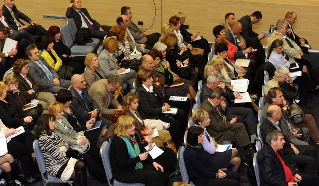 Agencija za odgoj i obrazovanje u vodickom hotelu Olympia organizirala je strucni skup ravnatelja Osnovnih skola Republike Hrvatske. Na strucnome skupu sudjelovati ce preko 650 ravnatelja a trajati ce do 13.ozujka. Minstar Zeljko Jovanovic unatoc najavama