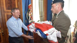 Ministar Krstičević uručio gradonačelniku Dukiću veliku hrvatsku zastavu