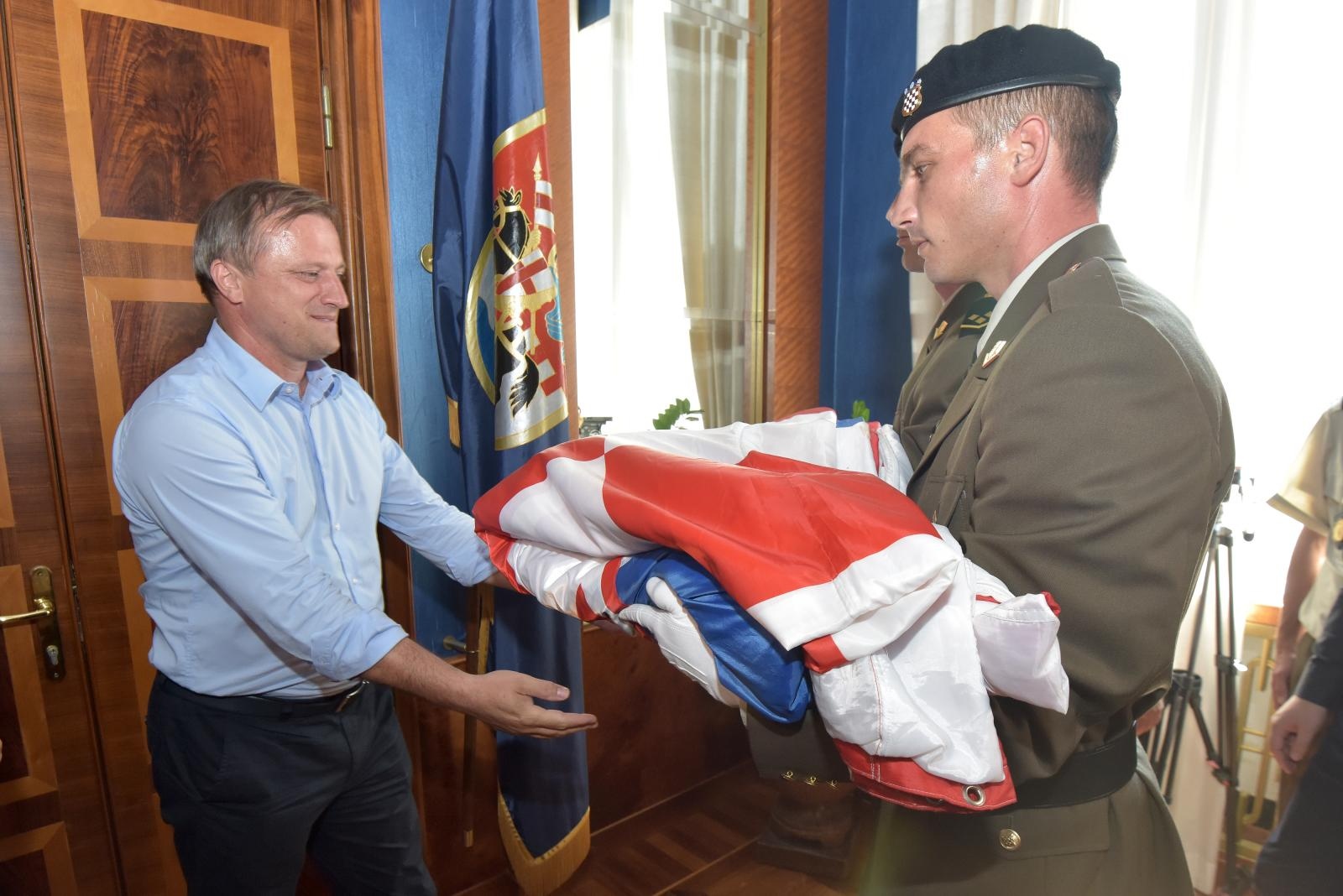 Ministar Krstičević uručio gradonačelniku Dukiću veliku hrvatsku zastavu