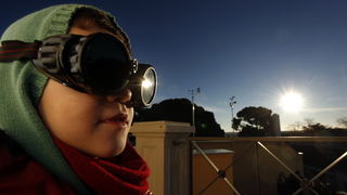 Pula,040111.
Djelomicna pomracina sunca mogla se vidjeti iz cijele hrvatske. Puljani su ovaj rijetki prizor uz zastitu filtera promatrali i fotografirali sa Pulske zvjezdarnice na monte zaru.
Foto: Srecko Niketic / CROPIX