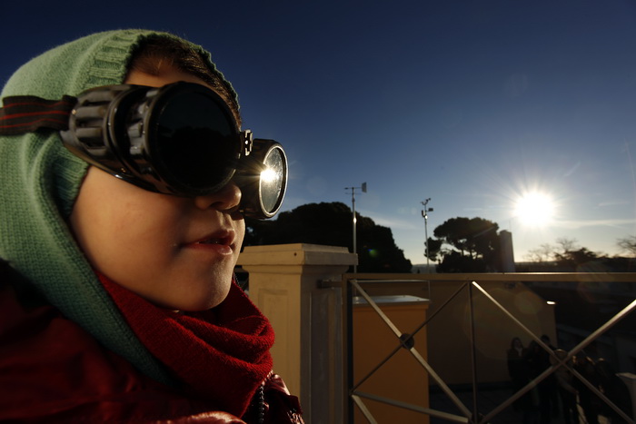 Pula,040111.
Djelomicna pomracina sunca mogla se vidjeti iz cijele hrvatske. Puljani su ovaj rijetki prizor uz zastitu filtera promatrali i fotografirali sa Pulske zvjezdarnice na monte zaru.
Foto: Srecko Niketic / CROPIX