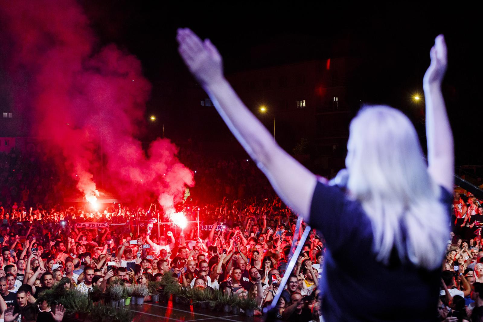 Mišo Kovač i prijatelji na Starom placu u Splitu Mišo Kovač i prijatelji na Starom placu u Splitu