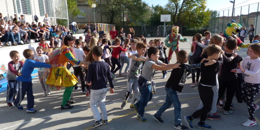 Mališani u Starigradu pogledali predstavu “Bembo i prijatelji protiv mina” Mališani u Starigradu pogledali predstavu “Bembo i prijatelji protiv mina”