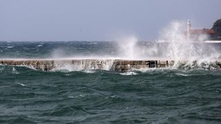 Zadar: Surferi uživaju u valovima koje je prouzročilo snažno jugo, Photo: Filip Brala/PIXSELL