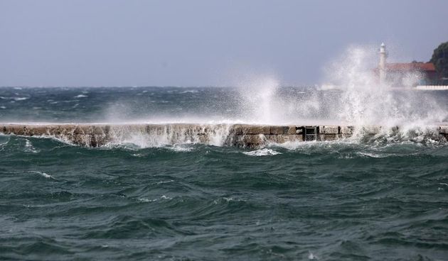 Zadar: Surferi uživaju u valovima koje je prouzročilo snažno jugo, Photo: Filip Brala/PIXSELL