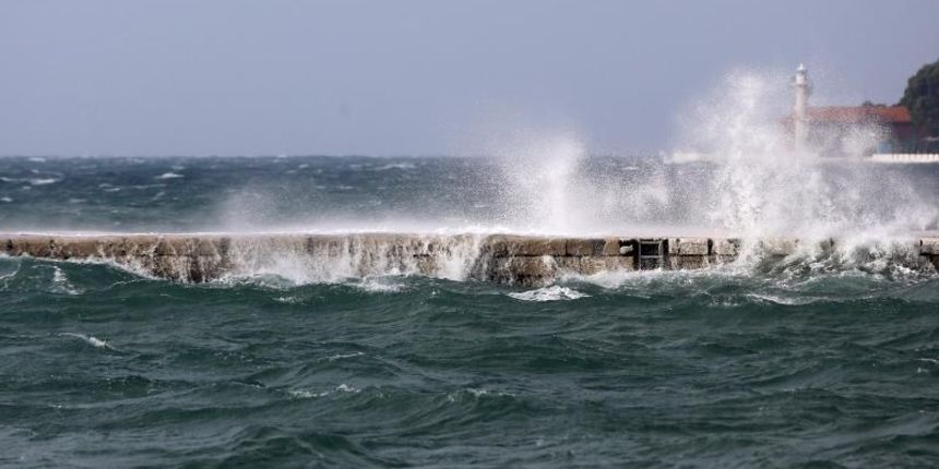 Zadar: Surferi uživaju u valovima koje je prouzročilo snažno jugo, Photo: Filip Brala/PIXSELL