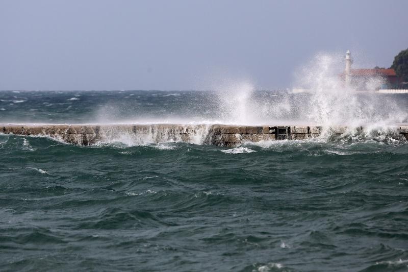 Zadar: Surferi uživaju u valovima koje je prouzročilo snažno jugo, Photo: Filip Brala/PIXSELL
