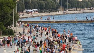 Panoramske fotografije s trajekta koji vozi od Zadra do otoka Ugljana. Photo: Filip Brala/PIXSELL Autor  Filip Brala/PIXSELL KLJUČNE RIJEČI  panorama, morske orgulje, pozdrav suncu, trajekt, riva