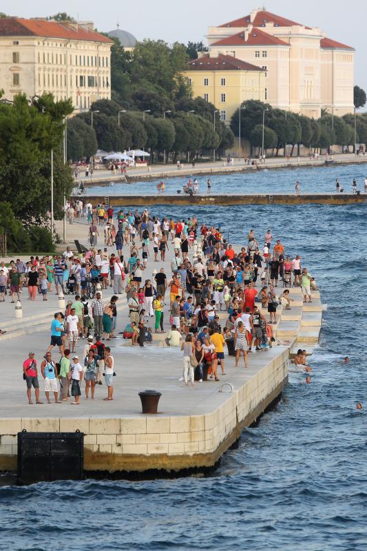 Panoramske fotografije s trajekta koji vozi od Zadra do otoka Ugljana. Photo: Filip Brala/PIXSELL Autor  Filip Brala/PIXSELL KLJUČNE RIJEČI  panorama, morske orgulje, pozdrav suncu, trajekt, riva