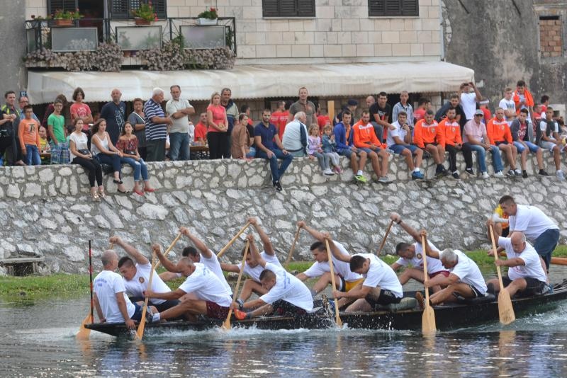 Opuzen: Utrke veslača za startne pozicije za 19. maraton lađa na Neretvi. Photo: Damir Špehar/PIXSELL