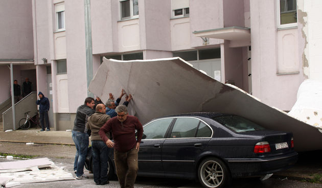 Losa obnova novo obnovljenih zgrada u gradu Vukovaru, kisa i vjetar odlomili komad fasade koja je pala na osobni automobil, odlomljena fasada prouzrocila veliku materijalnu stetu na stambenom objektu u ulici Dom. rata 48/46 u Borovo naselju. Na fotografij