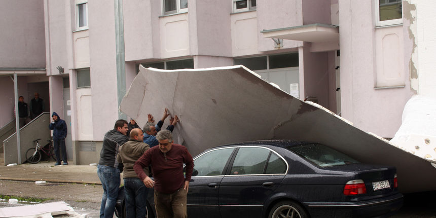 Losa obnova novo obnovljenih zgrada u gradu Vukovaru, kisa i vjetar odlomili komad fasade koja je pala na osobni automobil, odlomljena fasada prouzrocila veliku materijalnu stetu na stambenom objektu u ulici Dom. rata 48/46 u Borovo naselju. Na fotografij Losa obnova novo obnovljenih zgrada u gradu Vukovaru, kisa i vjetar odlomili komad fasade koja je pala na osobni automobil, odlomljena fasada prouzrocila veliku materijalnu stetu na stambenom objektu u ulici Dom. rata 48/46 u Borovo naselju. Na fotografij