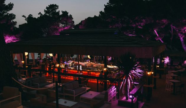 Dalmacija je dobila novo lounge mjesto koje će vas razvesliti u toplim ljetnim danima. Putujte osjećajima kroz predivnu lokaciju novog Makarana beach kluba koji se smjestio na prekrasnoj plaži u srcu Makarske rivijere s veličanstvenim pogledom na Jadransk