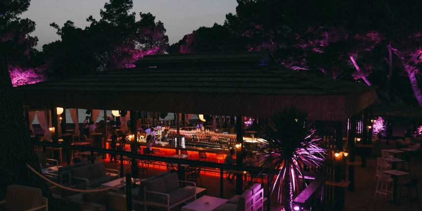 Dalmacija je dobila novo lounge mjesto koje će vas razvesliti u toplim ljetnim danima. Putujte osjećajima kroz predivnu lokaciju novog Makarana beach kluba koji se smjestio na prekrasnoj plaži u srcu Makarske rivijere s veličanstvenim pogledom na Jadransk Dalmacija je dobila novo lounge mjesto koje će vas razvesliti u toplim ljetnim danima. Putujte osjećajima kroz predivnu lokaciju novog Makarana beach kluba koji se smjestio na prekrasnoj plaži u srcu Makarske rivijere s veličanstvenim pogledom na Jadransk