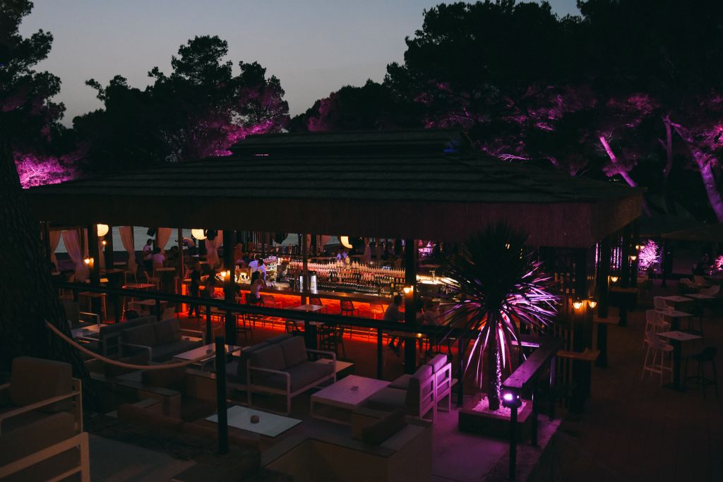 Dalmacija je dobila novo lounge mjesto koje će vas razvesliti u toplim ljetnim danima. Putujte osjećajima kroz predivnu lokaciju novog Makarana beach kluba koji se smjestio na prekrasnoj plaži u srcu Makarske rivijere s veličanstvenim pogledom na Jadransk