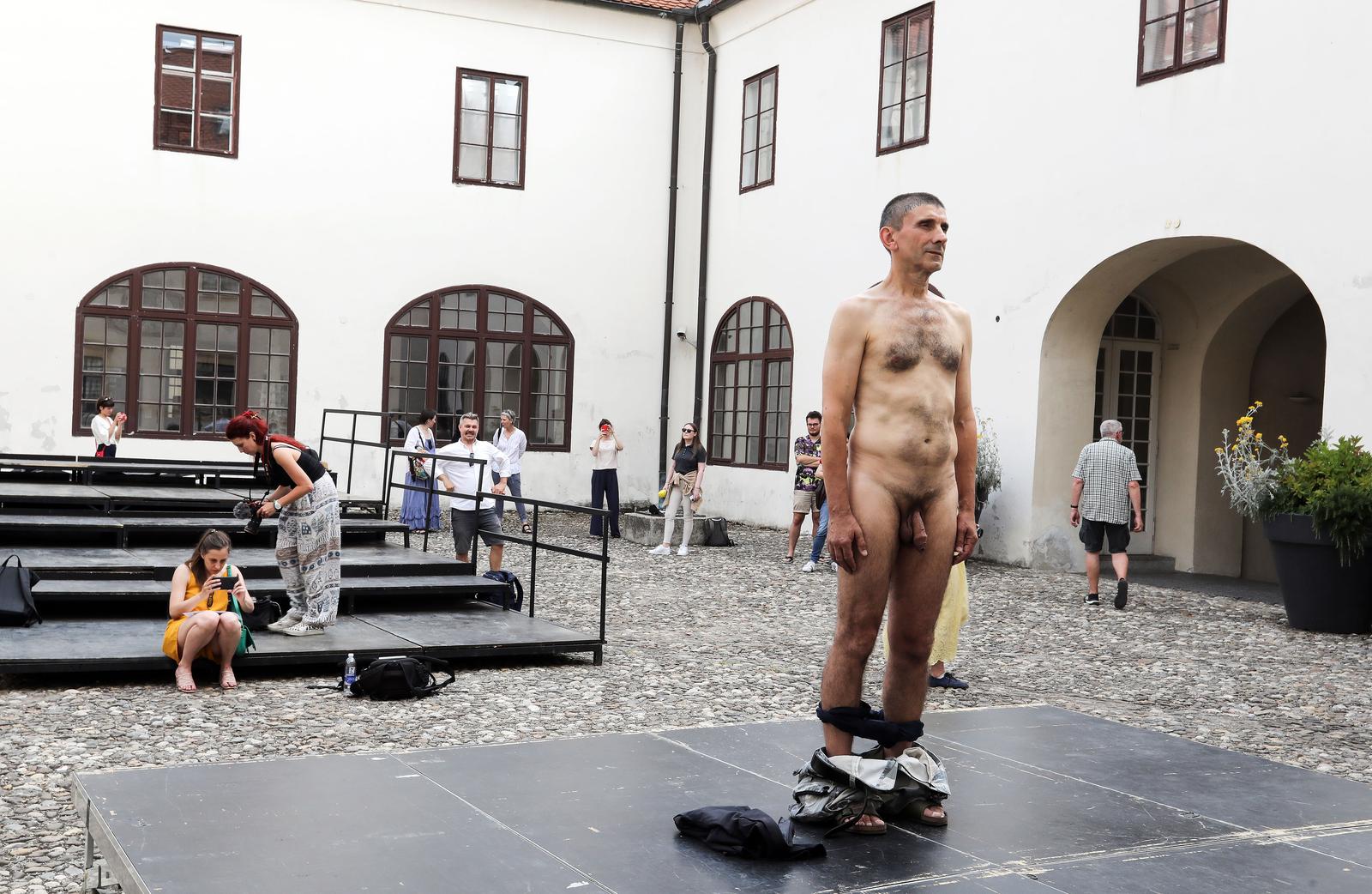 Siniša Labrović: Performans “Poštovani gospodine predsjedniče, možete me poljubiti u guzicu” Siniša Labrović: Performans “Poštovani gospodine predsjedniče, možete me poljubiti u guzicu”