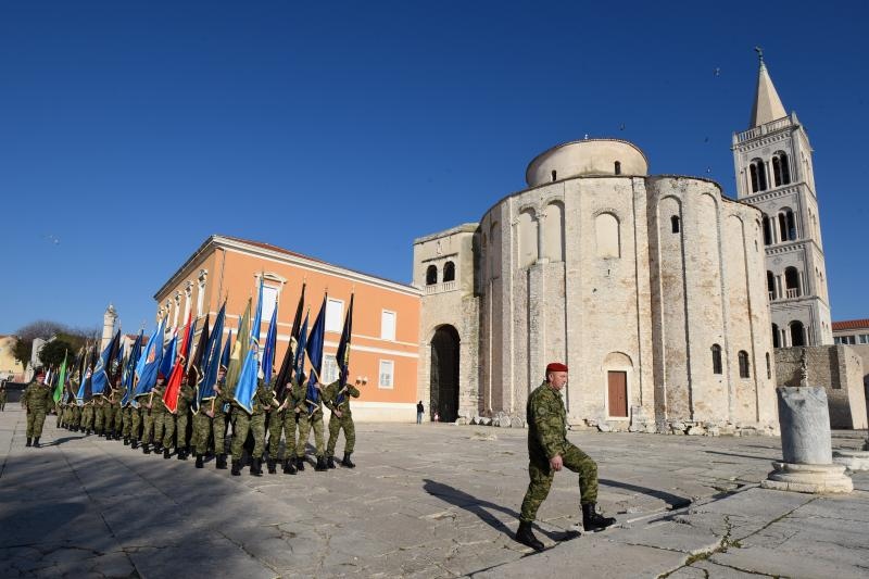 Mimohod postrojbi sudionica VRO Maslenica ulicama Zadra u povodu 24. obljetnice Mimohod postrojbi sudionica VRO Maslenica ulicama Zadra u povodu 24. obljetnice