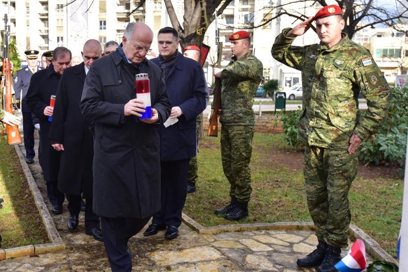 Svecanim postrojavanjem i mimohodom kroz grad postrojbi sudionica obiljezena je 22. obljetnica vojno-redarstvene akcije Maslenica. Photo: Dino Stanin/PIXSELL Svecanim postrojavanjem i mimohodom kroz grad postrojbi sudionica obiljezena je 22. obljetnica vojno-redarstvene akcije Maslenica. Photo: Dino Stanin/PIXSELL