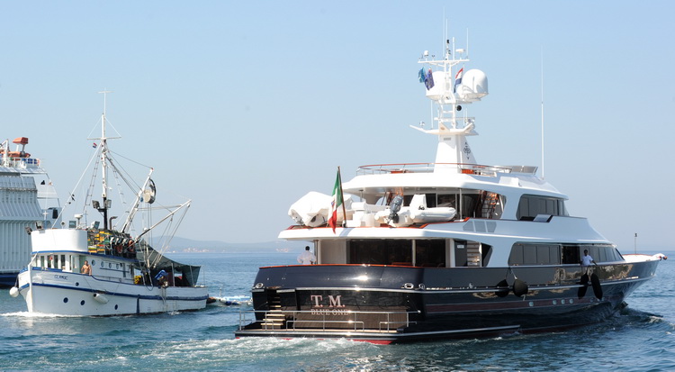 Zadar, 240811.
Modra pedesetmetarska jahta TM Blue One u vlasnistvu talijanskog modnog kreatora Garavani Valentina napustila je Zadar nakon sto je dva dana bila usidrena u zadarskoj luci. Jahta poznatog svjetskog dizajnera stigla je u Zadar iz Telasice. J