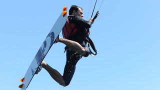 Nin, Zadar, 160712
Kitesurferi su iskoristili vjetrovit dan za uzivanje na plazi Zdrijac kraj Nina gdje se inace nalazi i kitesurfing skola.
Foto: Luka Gerlanc / CROPIX