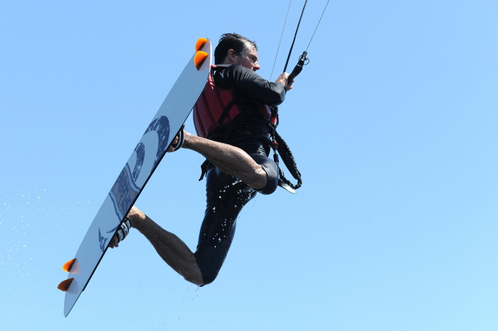 Nin, Zadar, 160712
Kitesurferi su iskoristili vjetrovit dan za uzivanje na plazi Zdrijac kraj Nina gdje se inace nalazi i kitesurfing skola.
Foto: Luka Gerlanc / CROPIX