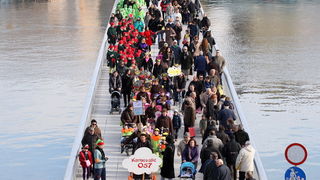 Zadar, 080213.
Poluotok. Maskirana povorka pod nazivom Karnevalic 057 krenula je sa Branimirove obale, preko mosta, Trga, Kalelarge sve do Arsenala. U Clubu Arsenal ceka ih zabavni program uz pjesmu, ples i predstavljanje maski.
Foto: Jure Miskovic / CR Zadar, 080213.
Poluotok. Maskirana povorka pod nazivom Karnevalic 057 krenula je sa Branimirove obale, preko mosta, Trga, Kalelarge sve do Arsenala. U Clubu Arsenal ceka ih zabavni program uz pjesmu, ples i predstavljanje maski.
Foto: Jure Miskovic / CR