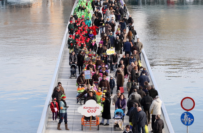 Zadar, 080213.
Poluotok. Maskirana povorka pod nazivom Karnevalic 057 krenula je sa Branimirove obale, preko mosta, Trga, Kalelarge sve do Arsenala. U Clubu Arsenal ceka ih zabavni program uz pjesmu, ples i predstavljanje maski.
Foto: Jure Miskovic / CR Zadar, 080213.
Poluotok. Maskirana povorka pod nazivom Karnevalic 057 krenula je sa Branimirove obale, preko mosta, Trga, Kalelarge sve do Arsenala. U Clubu Arsenal ceka ih zabavni program uz pjesmu, ples i predstavljanje maski.
Foto: Jure Miskovic / CR