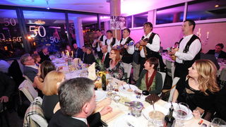 Zadar, 280213.
Poznati restoran Niko na zadarskoj Puntamici je veceras uz bogatu veceru i pjesmu brojnih izvodjaca sa svojim prijateljima i cestim gostima proslavio 50 godina od otvorenja. Na veceri su se pojavili brojni kumovi restorana kroz godine poput