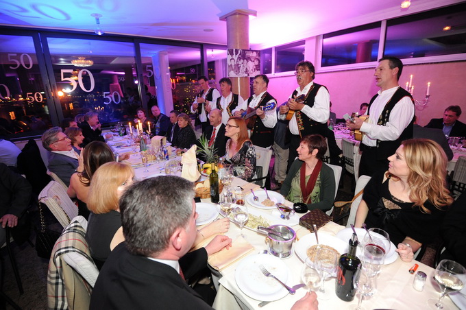 Zadar, 280213.
Poznati restoran Niko na zadarskoj Puntamici je veceras uz bogatu veceru i pjesmu brojnih izvodjaca sa svojim prijateljima i cestim gostima proslavio 50 godina od otvorenja. Na veceri su se pojavili brojni kumovi restorana kroz godine poput