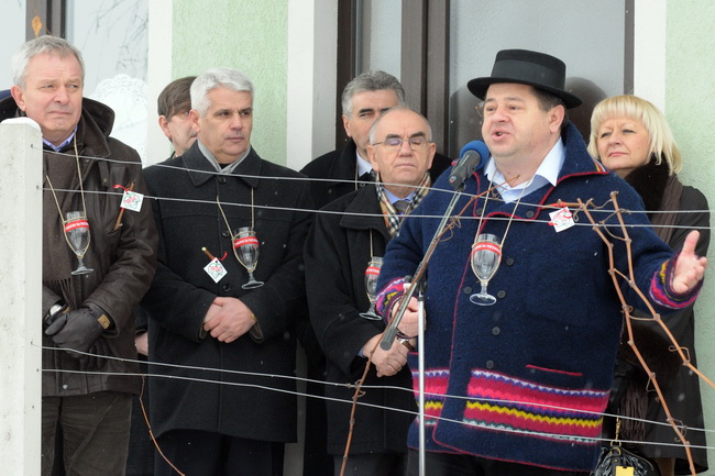 Vukovar, 220110.
U vinogradima Vukovara proslavlja se blagdan Sv. Vinka kada se tradicionalno blagoslove vinogradi. Na salasu Goldschmidt po 11 puta se odrzava Vinkovo na Vucedolu, gdje se moglo uzivati u vinu i gastronomskim specijalitetima. Na fotografi Vukovar, 220110.
U vinogradima Vukovara proslavlja se blagdan Sv. Vinka kada se tradicionalno blagoslove vinogradi. Na salasu Goldschmidt po 11 puta se odrzava Vinkovo na Vucedolu, gdje se moglo uzivati u vinu i gastronomskim specijalitetima. Na fotografi