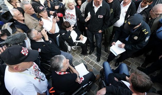 Prosvjed branitelja iz Savske 66 na Markovom Trgu. Policijski sluzbenik Djuri Glogoskom urucio je prekrsajnu prijavu zbog nenajavljenog okupljanja koju Glogoski nije zelio potpisati niti primit. Photo: Zeljko Lukunic/PIXSELL