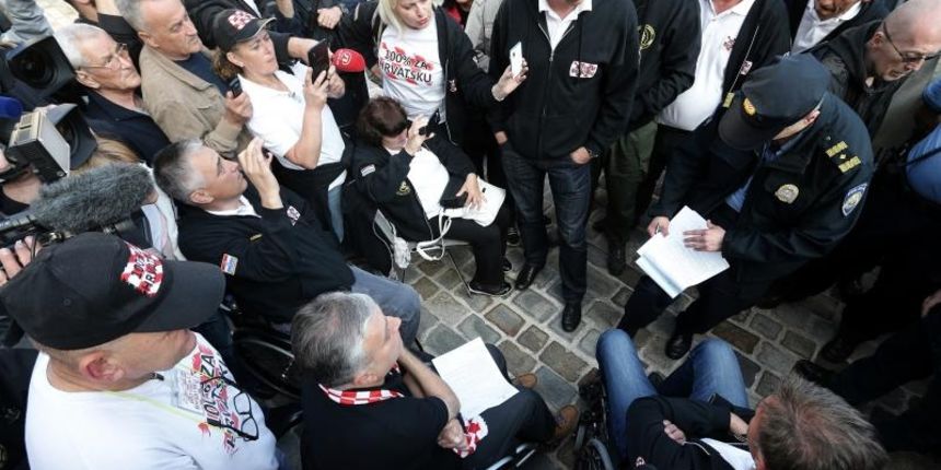 Prosvjed branitelja iz Savske 66 na Markovom Trgu. Policijski sluzbenik Djuri Glogoskom urucio je prekrsajnu prijavu zbog nenajavljenog okupljanja koju Glogoski nije zelio potpisati niti primit. Photo: Zeljko Lukunic/PIXSELL Prosvjed branitelja iz Savske 66 na Markovom Trgu. Policijski sluzbenik Djuri Glogoskom urucio je prekrsajnu prijavu zbog nenajavljenog okupljanja koju Glogoski nije zelio potpisati niti primit. Photo: Zeljko Lukunic/PIXSELL