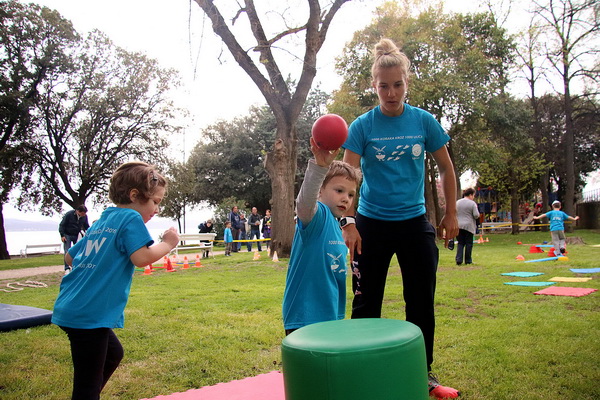 Sportska manifestacija za djecu “1000 koraka kroz 1000 ulica” SŠ “Loptica” Sportska manifestacija za djecu “1000 koraka kroz 1000 ulica” SŠ “Loptica”