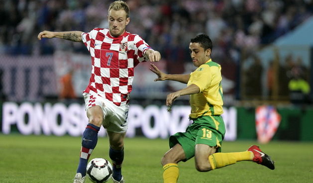 Osijek, 230510. Stadion Gradski vrt, prijateljska nogometna utakmica Hrvatska – Wales. Rakitic i Neil Taylor. Foto: Vlado Kos / Cropix