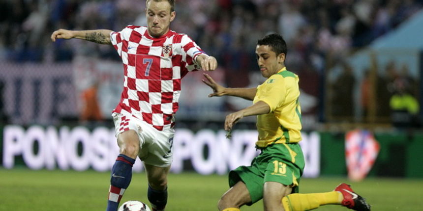 Osijek, 230510. Stadion Gradski vrt, prijateljska nogometna utakmica Hrvatska – Wales. Rakitic i Neil Taylor. Foto: Vlado Kos / Cropix Osijek, 230510. Stadion Gradski vrt, prijateljska nogometna utakmica Hrvatska – Wales. Rakitic i Neil Taylor. Foto: Vlado Kos / Cropix