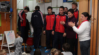 Da hrvatske zlatne Barakude imaju veliko srce pokazali su već prvog dana boravka u Zadru. Posjetili su mališane DV Latica i donijeli im prigodne poklone – vaterpolo kapice hrvatske reprezentacije. Mališani i njihove tete s oduševljenjem su dočekali svoje