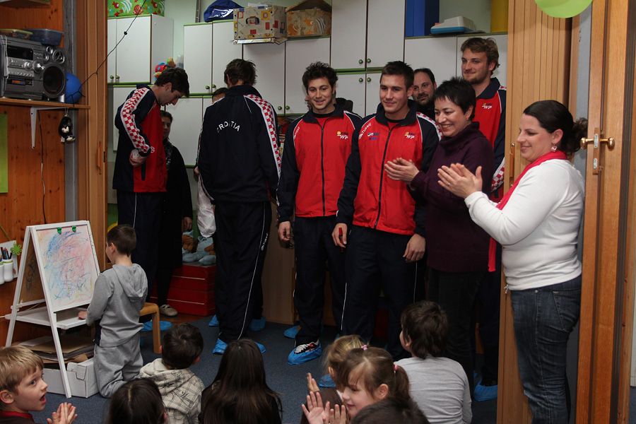 Da hrvatske zlatne Barakude imaju veliko srce pokazali su već prvog dana boravka u Zadru. Posjetili su mališane DV Latica i donijeli im prigodne poklone – vaterpolo kapice hrvatske reprezentacije. Mališani i njihove tete s oduševljenjem su dočekali svoje