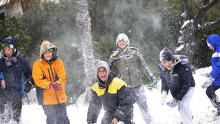 Split, 030212.
Nakon nekoliko godina, danima najavljivan snijeg pao je i na Splitskom podrucju. Iako je bio najavljen, Splicani nisu bili spremni na bijeli pokrivac, te im je on uz snaznu buru otezavao svakodnevni zivot. Teperatura je bila oko -3. Najvjer Split, 030212.
Nakon nekoliko godina, danima najavljivan snijeg pao je i na Splitskom podrucju. Iako je bio najavljen, Splicani nisu bili spremni na bijeli pokrivac, te im je on uz snaznu buru otezavao svakodnevni zivot. Teperatura je bila oko -3. Najvjer