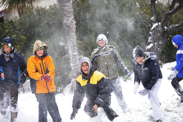Split, 030212.
Nakon nekoliko godina, danima najavljivan snijeg pao je i na Splitskom podrucju. Iako je bio najavljen, Splicani nisu bili spremni na bijeli pokrivac, te im je on uz snaznu buru otezavao svakodnevni zivot. Teperatura je bila oko -3. Najvjer Split, 030212.
Nakon nekoliko godina, danima najavljivan snijeg pao je i na Splitskom podrucju. Iako je bio najavljen, Splicani nisu bili spremni na bijeli pokrivac, te im je on uz snaznu buru otezavao svakodnevni zivot. Teperatura je bila oko -3. Najvjer