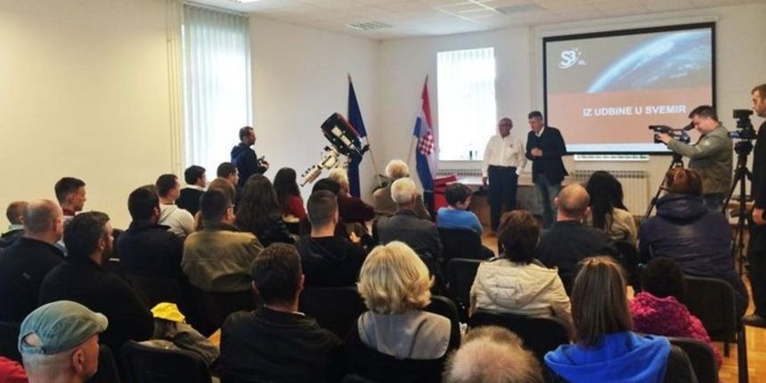 Ličanima predstavljen projekt “Iz Udbine u svemir”, foto: HRT Ličanima predstavljen projekt “Iz Udbine u svemir”, foto: HRT