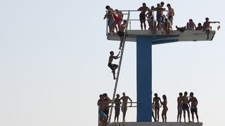 Zadar, 030712.
Skakaona na bazenu na Kolovarima omiljeno je okupljalista mladih zadrana zaljubljenika u skokove u more.
Foto: Andrija Lucic / Cropix