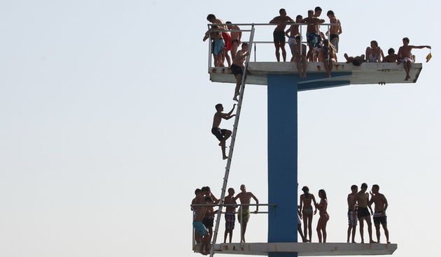 Zadar, 030712.
Skakaona na bazenu na Kolovarima omiljeno je okupljalista mladih zadrana zaljubljenika u skokove u more.
Foto: Andrija Lucic / Cropix