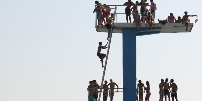 Zadar, 030712.
Skakaona na bazenu na Kolovarima omiljeno je okupljalista mladih zadrana zaljubljenika u skokove u more.
Foto: Andrija Lucic / Cropix Zadar, 030712.
Skakaona na bazenu na Kolovarima omiljeno je okupljalista mladih zadrana zaljubljenika u skokove u more.
Foto: Andrija Lucic / Cropix